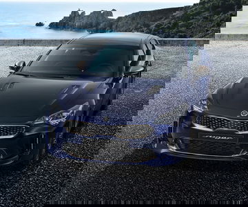 Kia Stinger exhibiendo su diseño frontal y línea lateral deportiva.