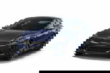 Vista angular delantera del Kia Stinger resaltando su diseño deportivo.