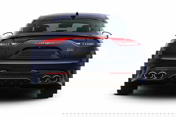Vista trasera del Kia Stinger destacando su diseño deportivo y sistema de escape cuádruple.