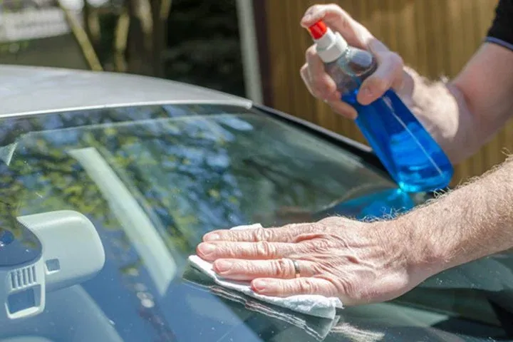 Por qué no debes rellenar el líquido limpiaparabrisas con agua