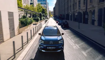 Vista aérea del capó y techo mostrando el diseño del Citroën C5 Aircross.