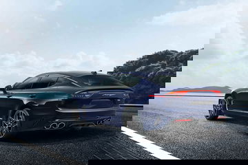 Vista dinámica del Kia Stinger, mostrando su diseño deportivo y las líneas elegantes.