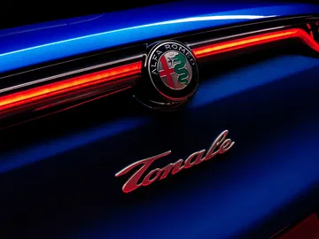 Detalle insignia y nombre modelo sobre carrocería Alfa Romeo Tonale