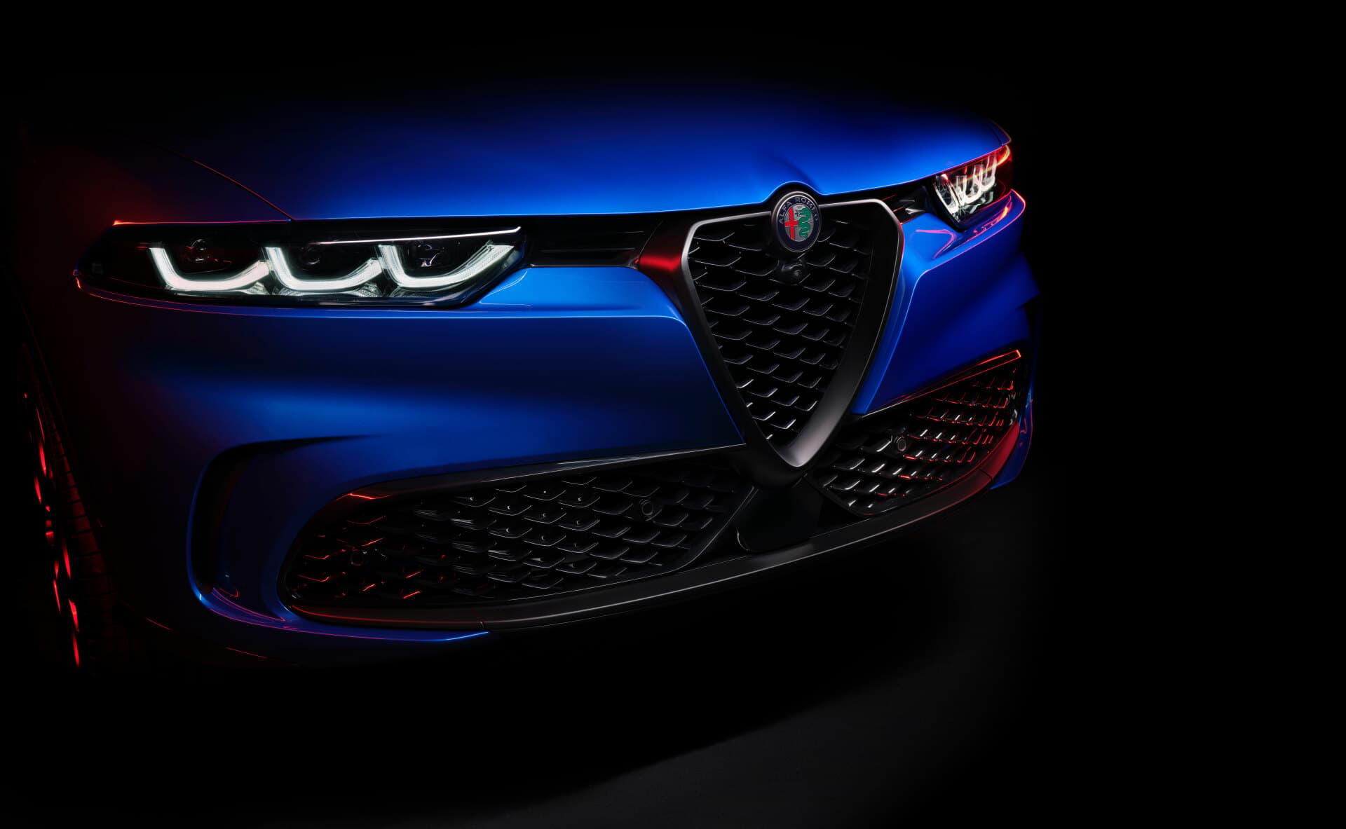 Vista frontal de la parrilla e insignia del Alfa Romeo Tonale.