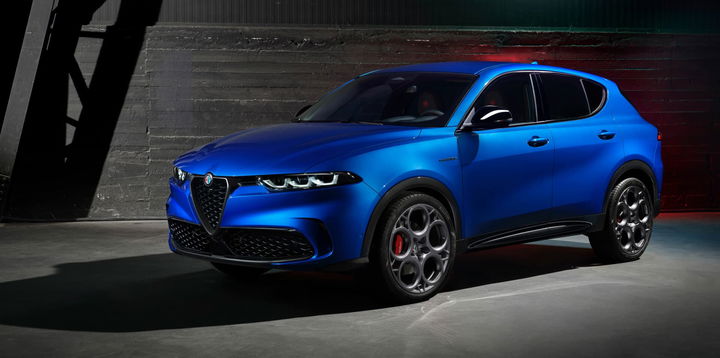 Vista en ángulo del perfil lateral del Alfa Romeo Tonale destacando su diseño.