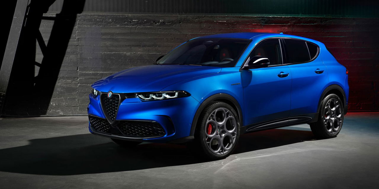 Vista en ángulo del perfil lateral del Alfa Romeo Tonale destacando su diseño.