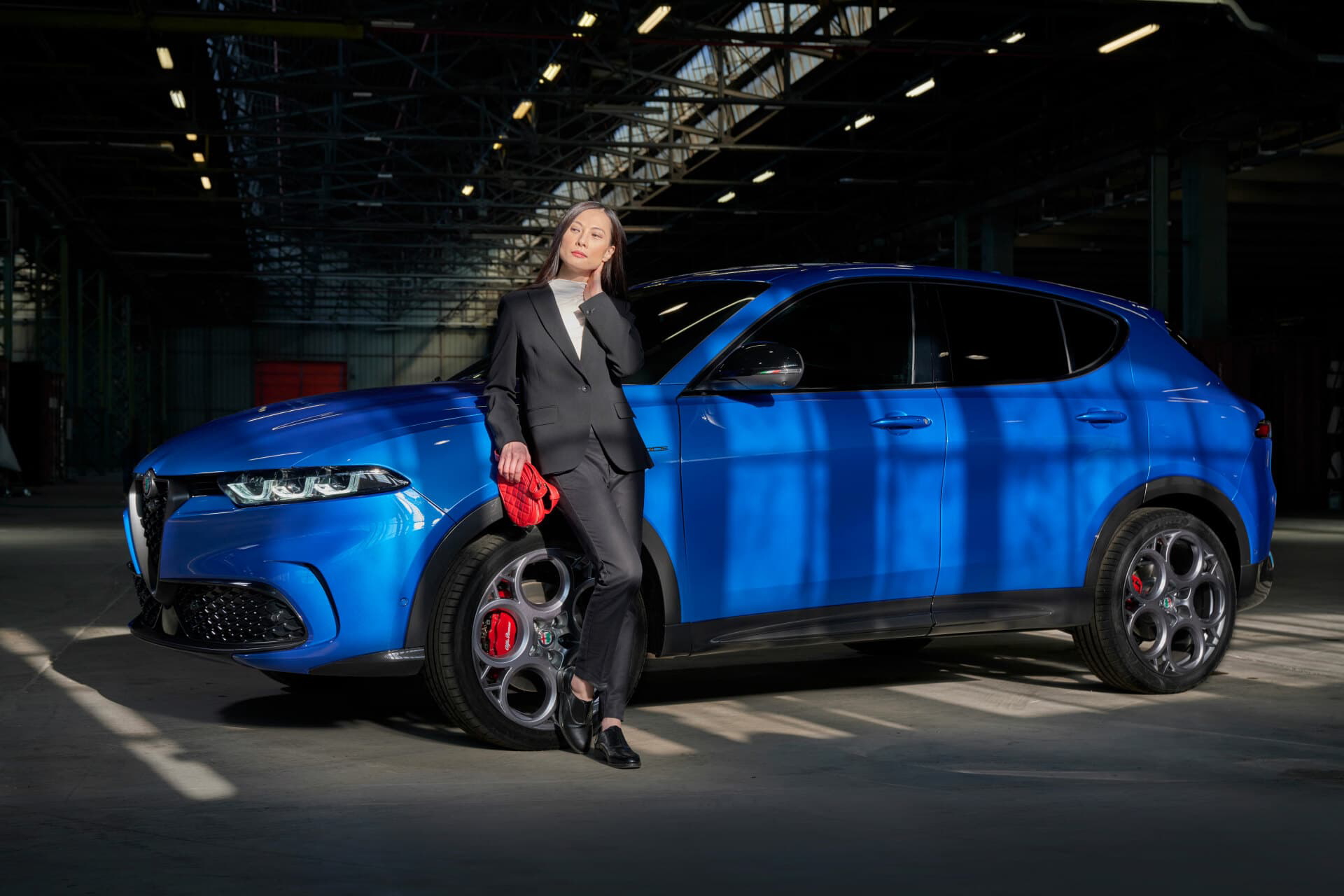 Vista lateral Alfa Romeo Tonale destacando su línea deportiva