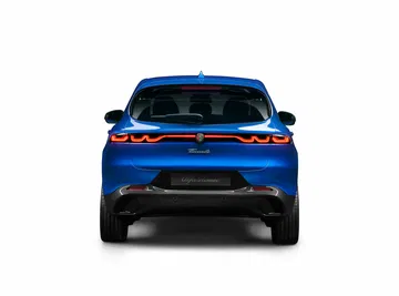 Trasera del Alfa Romeo Tonale destacando sus líneas y ópticas.