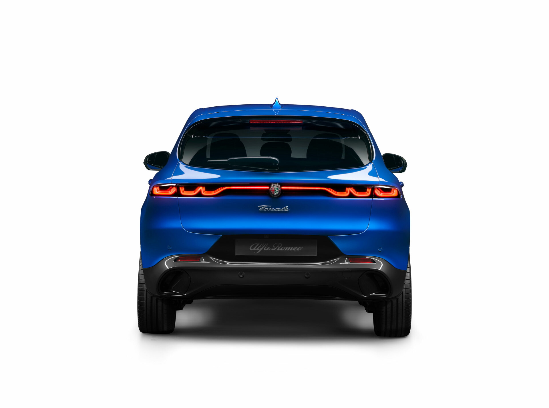 Trasera del Alfa Romeo Tonale destacando sus líneas y ópticas.