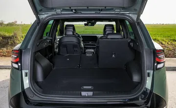 Vista trasera del Kia Sportage con el maletero abierto y asientos abatidos.