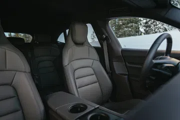 Asientos Porsche Taycan Sport Turismo Frozen Berry 28