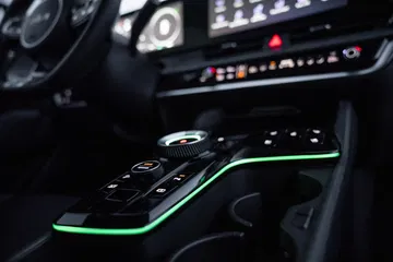 Vista detallada de la consola central del Kia Sportage con iluminación ambiental.
