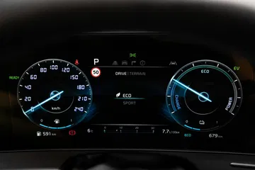 Vista nocturna del panel de instrumentos digital del Kia Sportage, iluminación clara y legible.