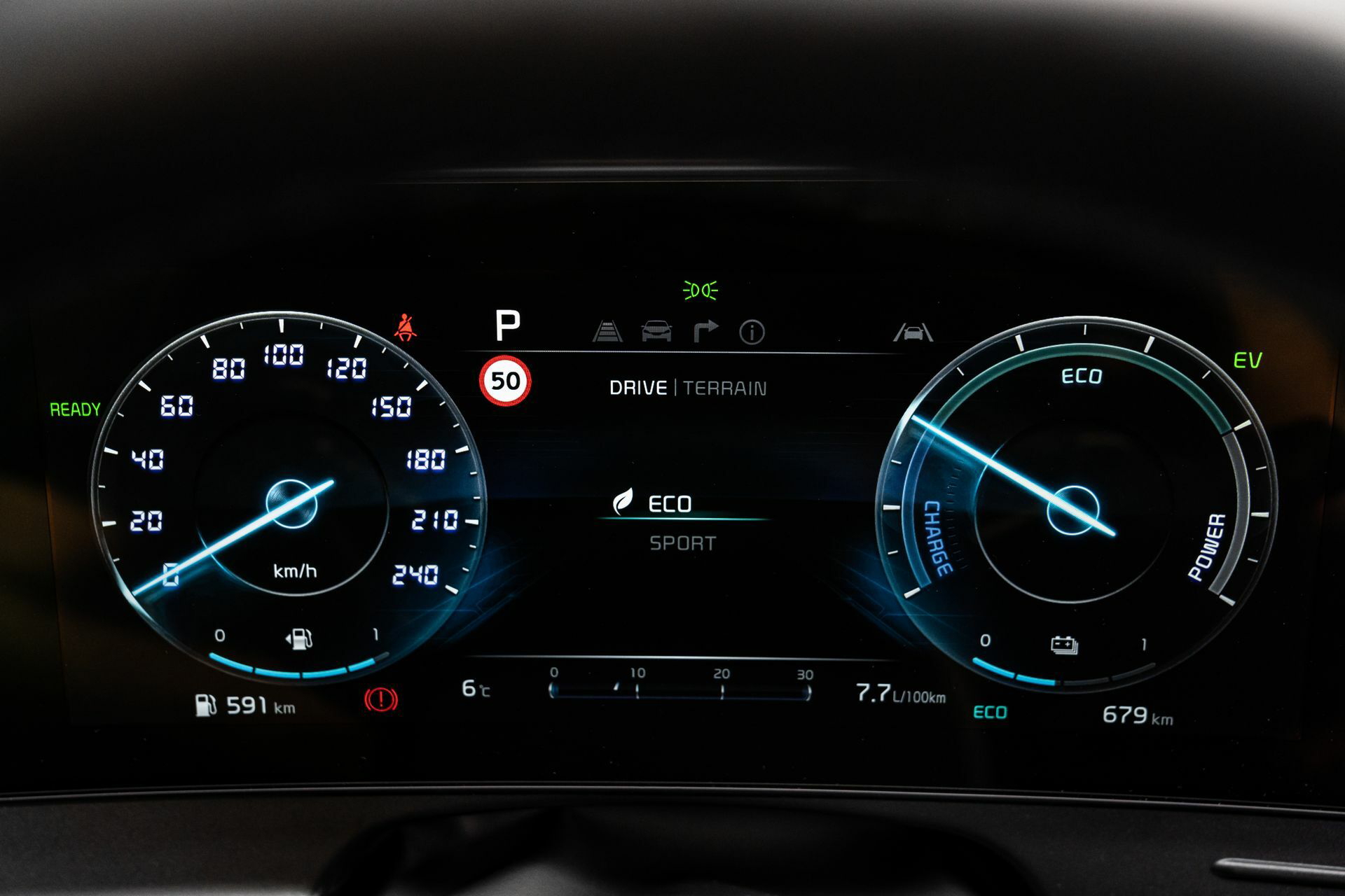 Vista nocturna del panel de instrumentos digital del Kia Sportage, iluminación clara y legible.