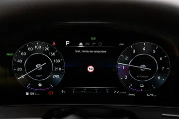 Panel de instrumentos digital con iluminación nítida y gráficos modernos.
