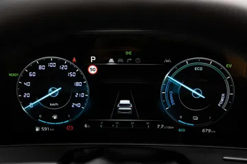 Vista del cuadro de instrumentos digital del Kia Sportage, clara y moderna.