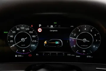 Vista del cuadro de instrumentos digital del Kia Sportage, mostrando velocidad y revoluciones.