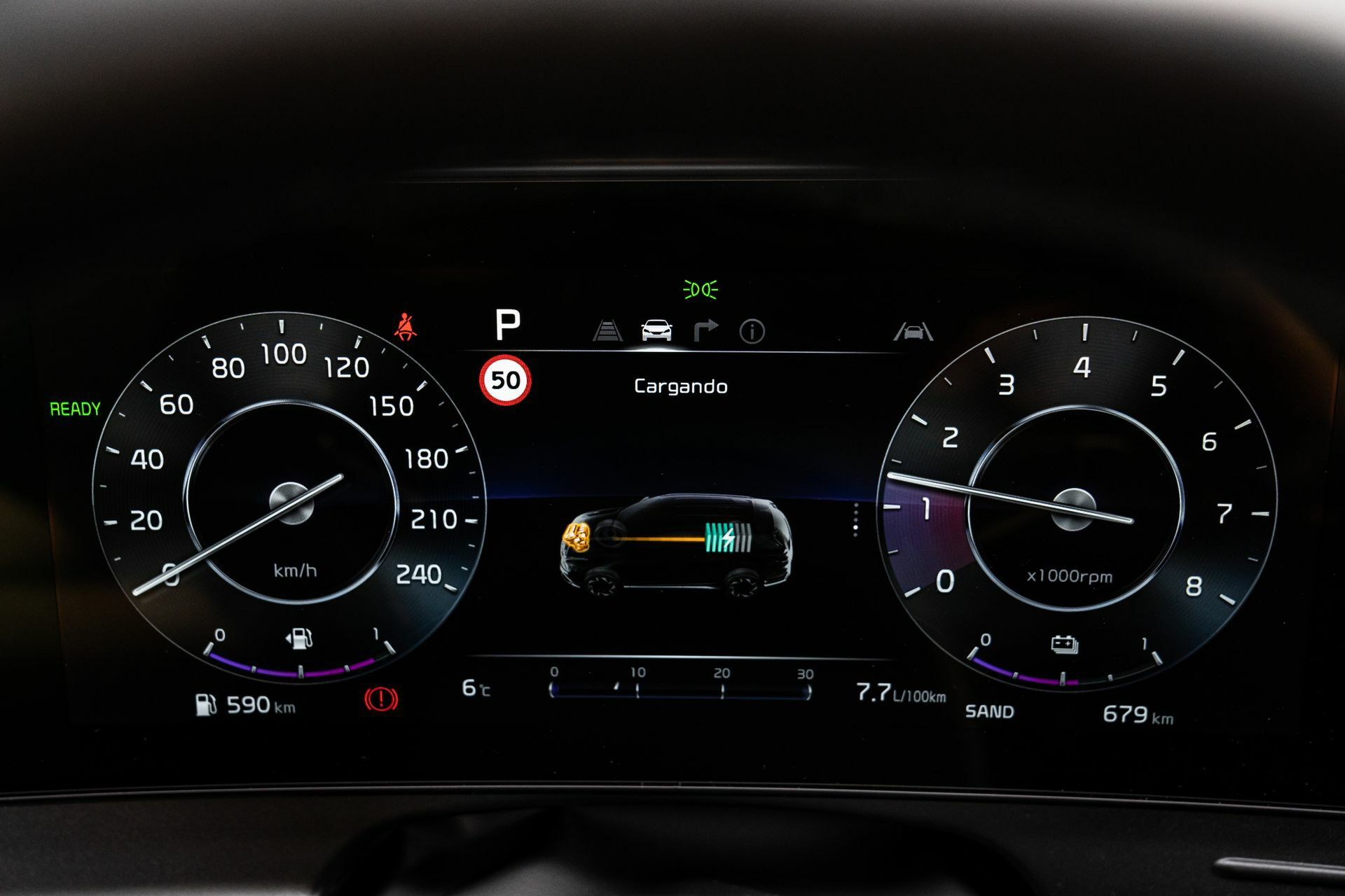 Vista del cuadro de instrumentos digital del Kia Sportage, mostrando velocidad y revoluciones.
