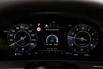 Vista nocturna del panel de instrumentación digital del Kia Sportage.