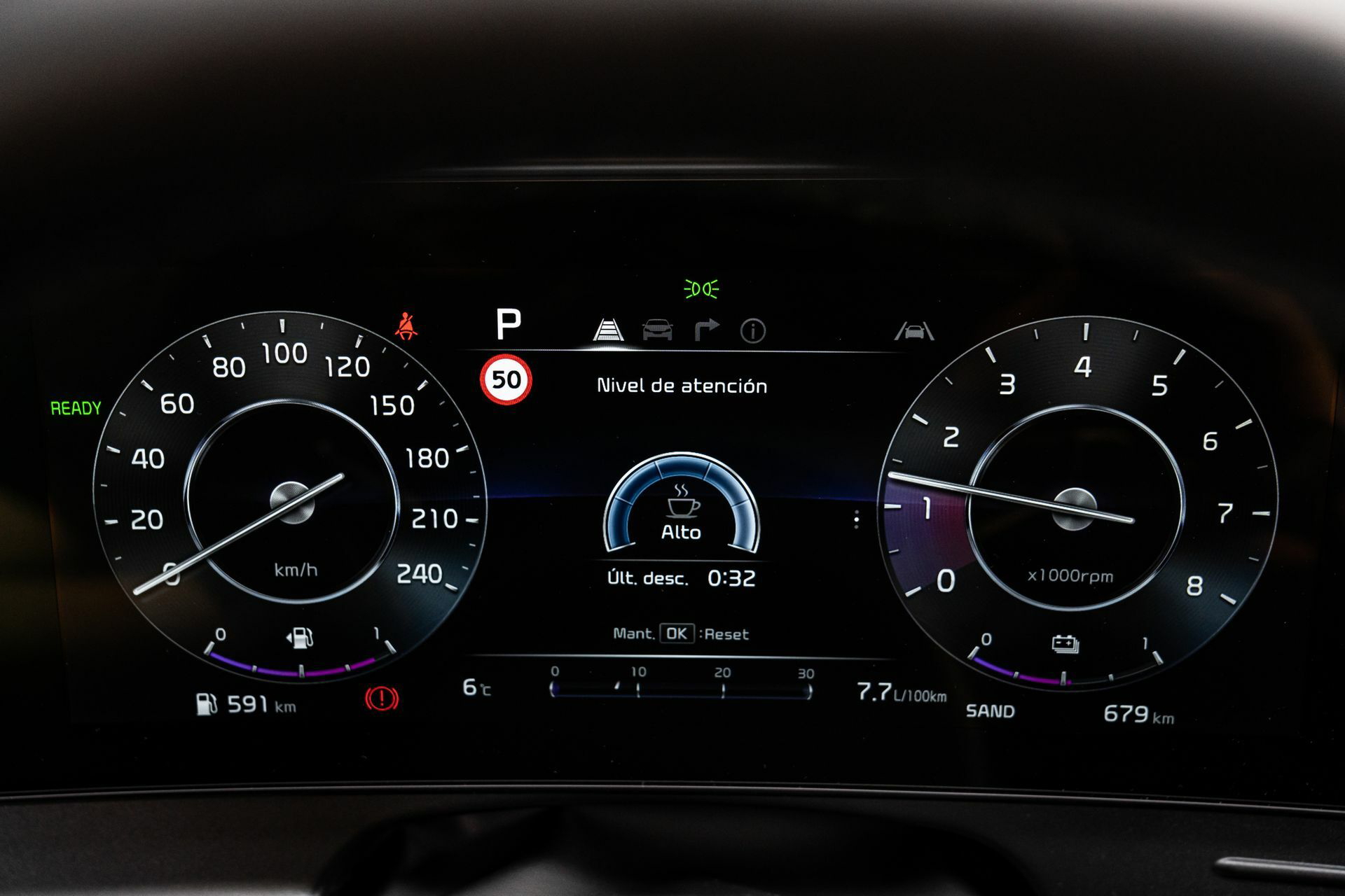 Vista nocturna del panel de instrumentación digital del Kia Sportage.