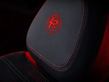 Vista del icónico logo de Alfa Romeo bordado en el reposacabezas.