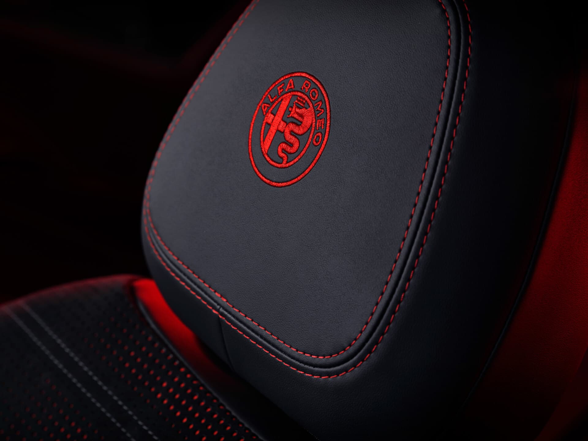 Vista del icónico logo de Alfa Romeo bordado en el reposacabezas.
