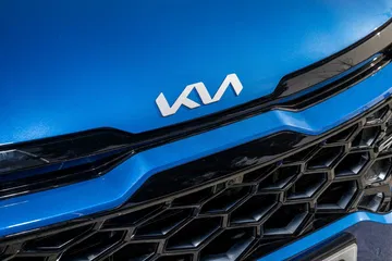 Primer plano del emblema de Kia en la parrilla del Sportage.