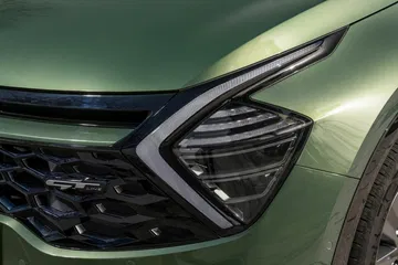 Vista cercana del faro delantero del Kia Sportage, resaltando su diseño y tecnología LED.