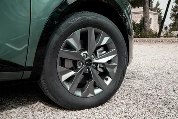 Vista cercana de la llanta del Kia Sportage, destacando su diseño y acabados.