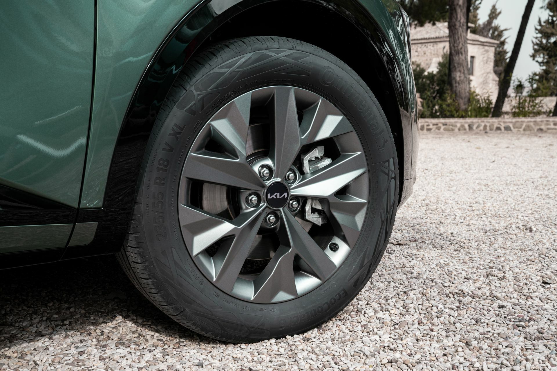 Vista cercana de la llanta del Kia Sportage, destacando su diseño y acabados.