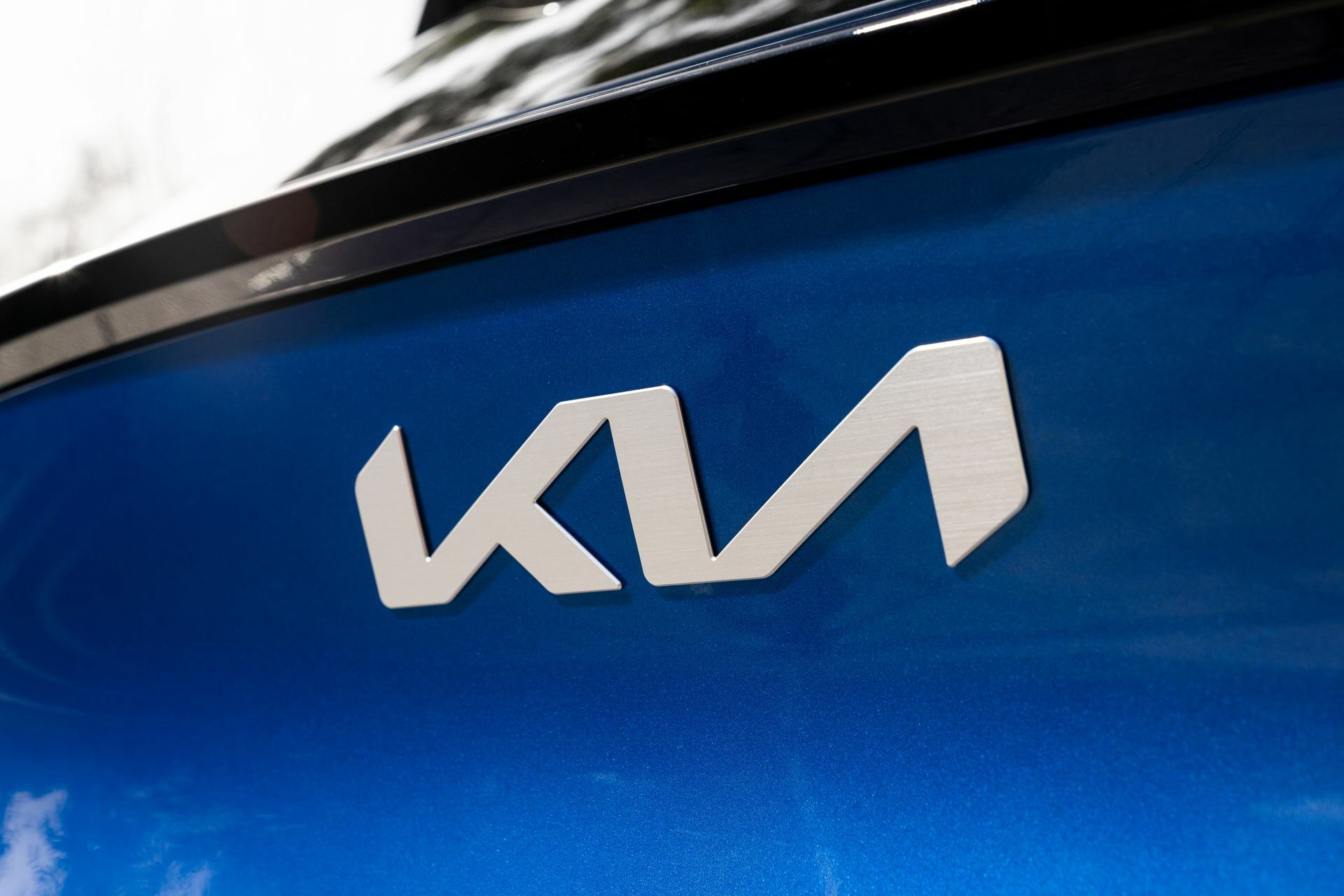 Primer plano del icónico logo de Kia en un Sportage, sin detalles adicionales del vehículo.