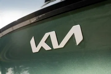Primer plano del emblema Kia en un Sportage, enfocado en la identidad de marca.