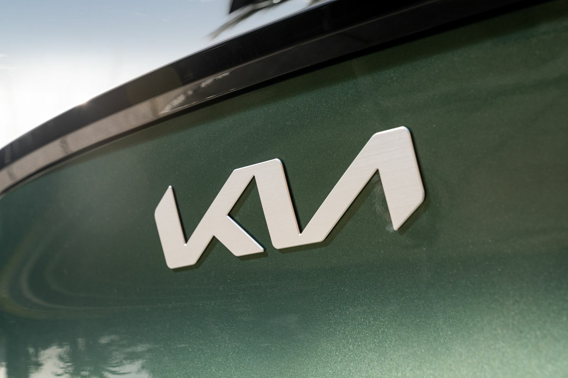 Primer plano del emblema Kia en un Sportage, enfocado en la identidad de marca.