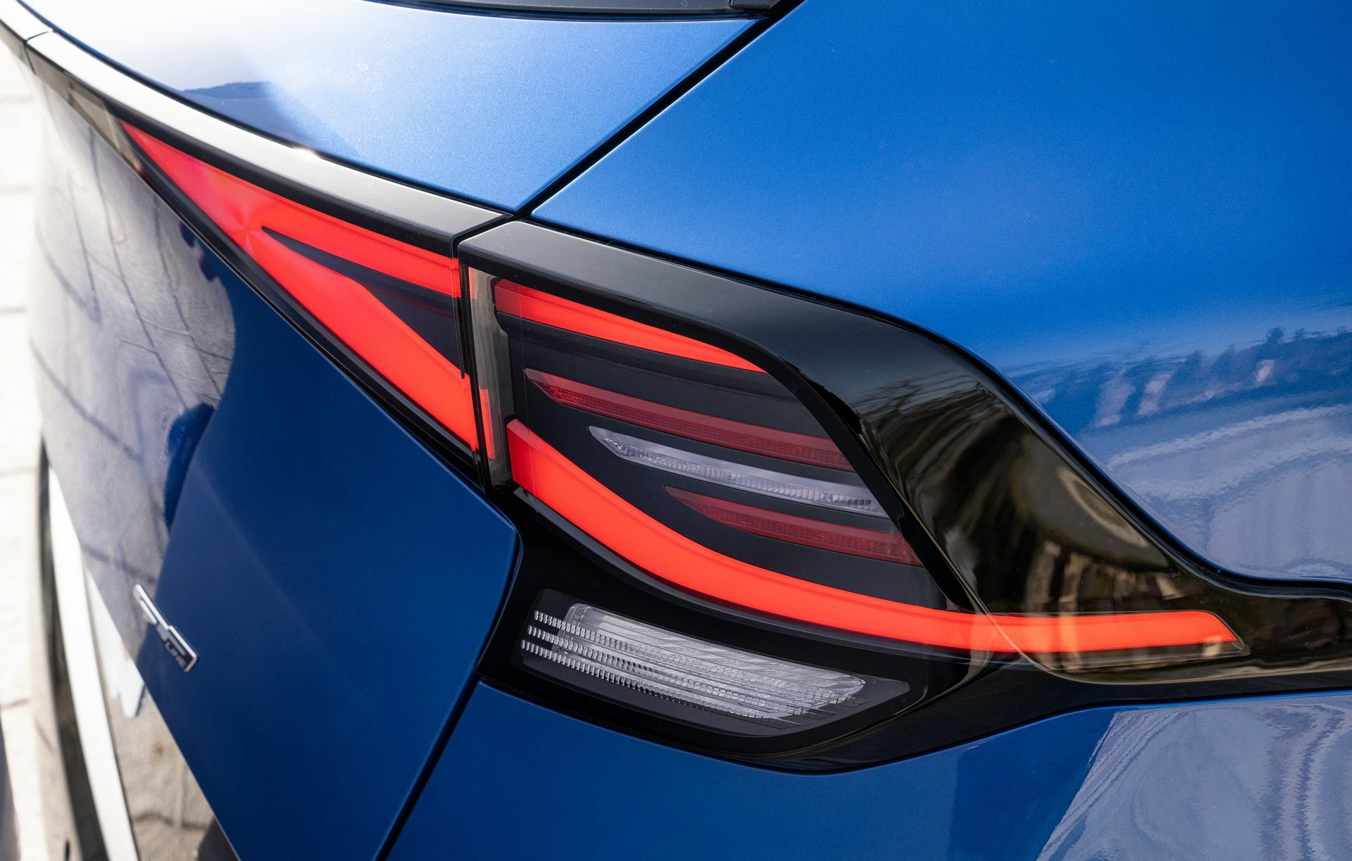 Vista de la moderna luz trasera LED del Kia Sportage.