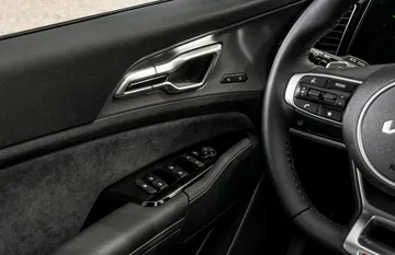 Vista de los mandos de la puerta del conductor en un Kia Sportage.