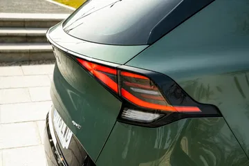 Vista cercana del piloto trasero del Kia Sportage, diseño moderno y elegante.