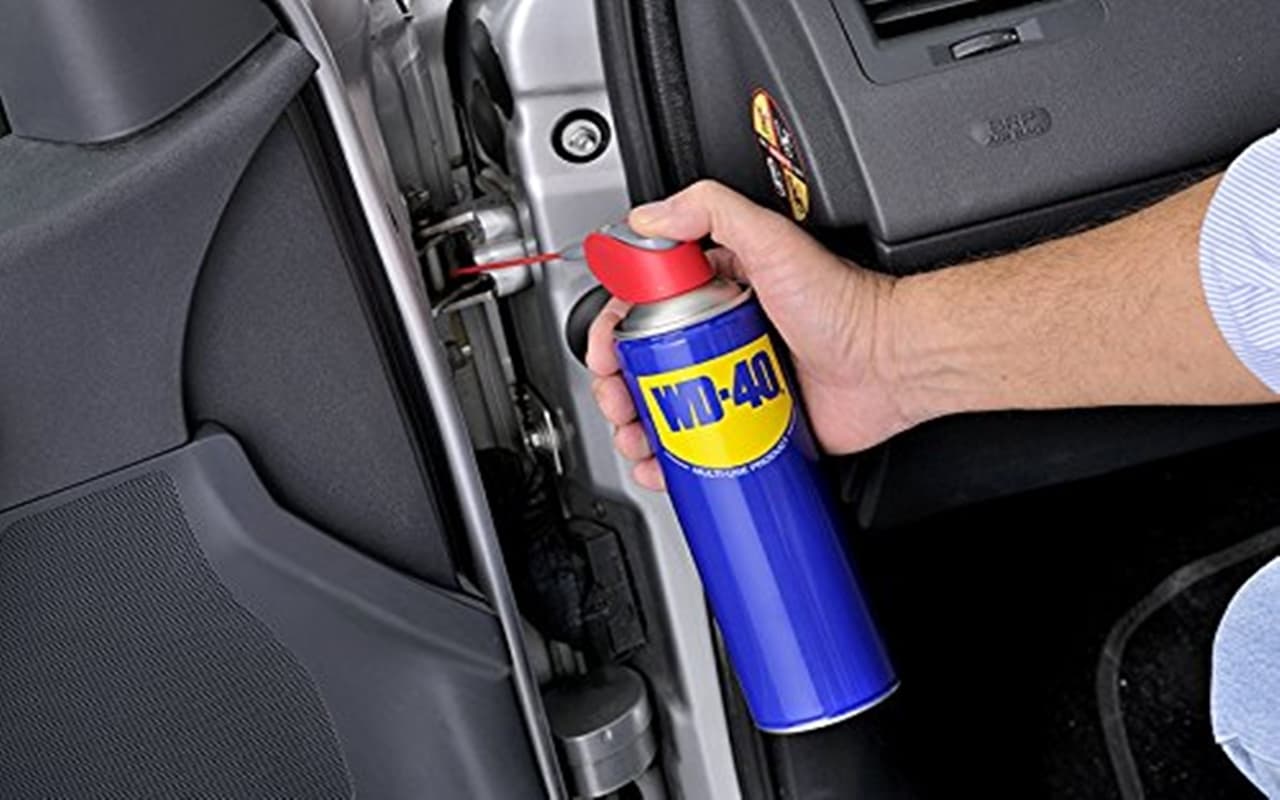 Elimina ruidos en coche de puertas o bisagras con el lubricante más famoso a precio óptimo | Diariomotor