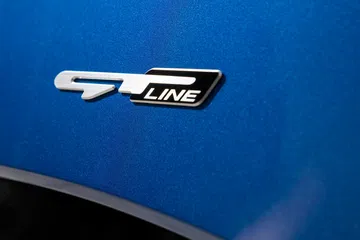 Vista cercana del distintivo GT Line en Kia Sportage.