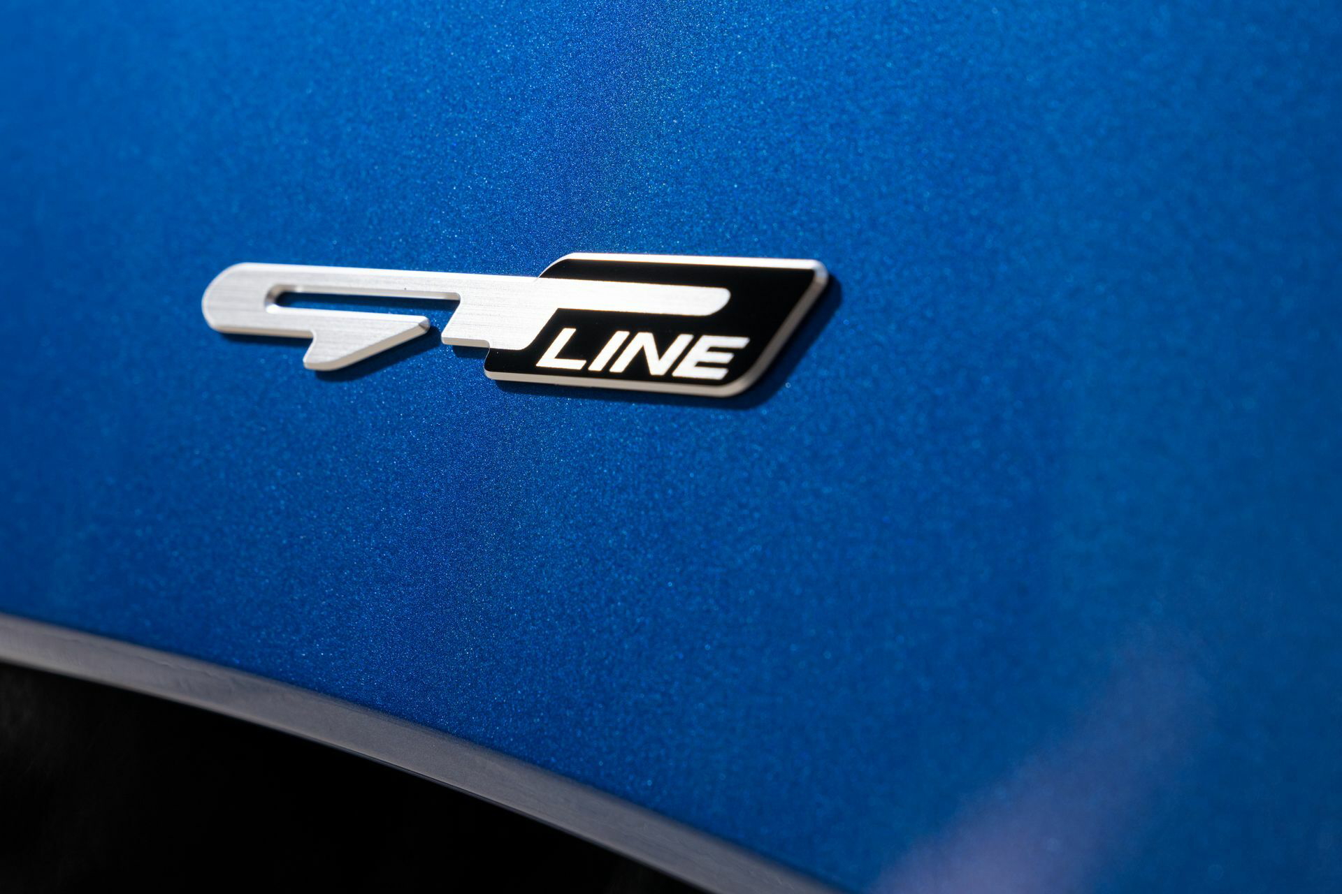 Vista cercana del distintivo GT Line en Kia Sportage.