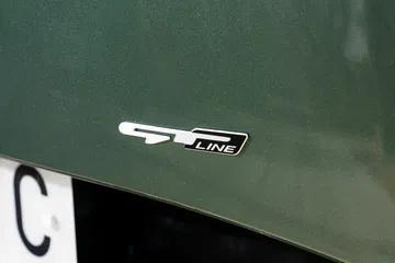 Vista del emblema distintivo 'GT Line' en Kia Sportage.