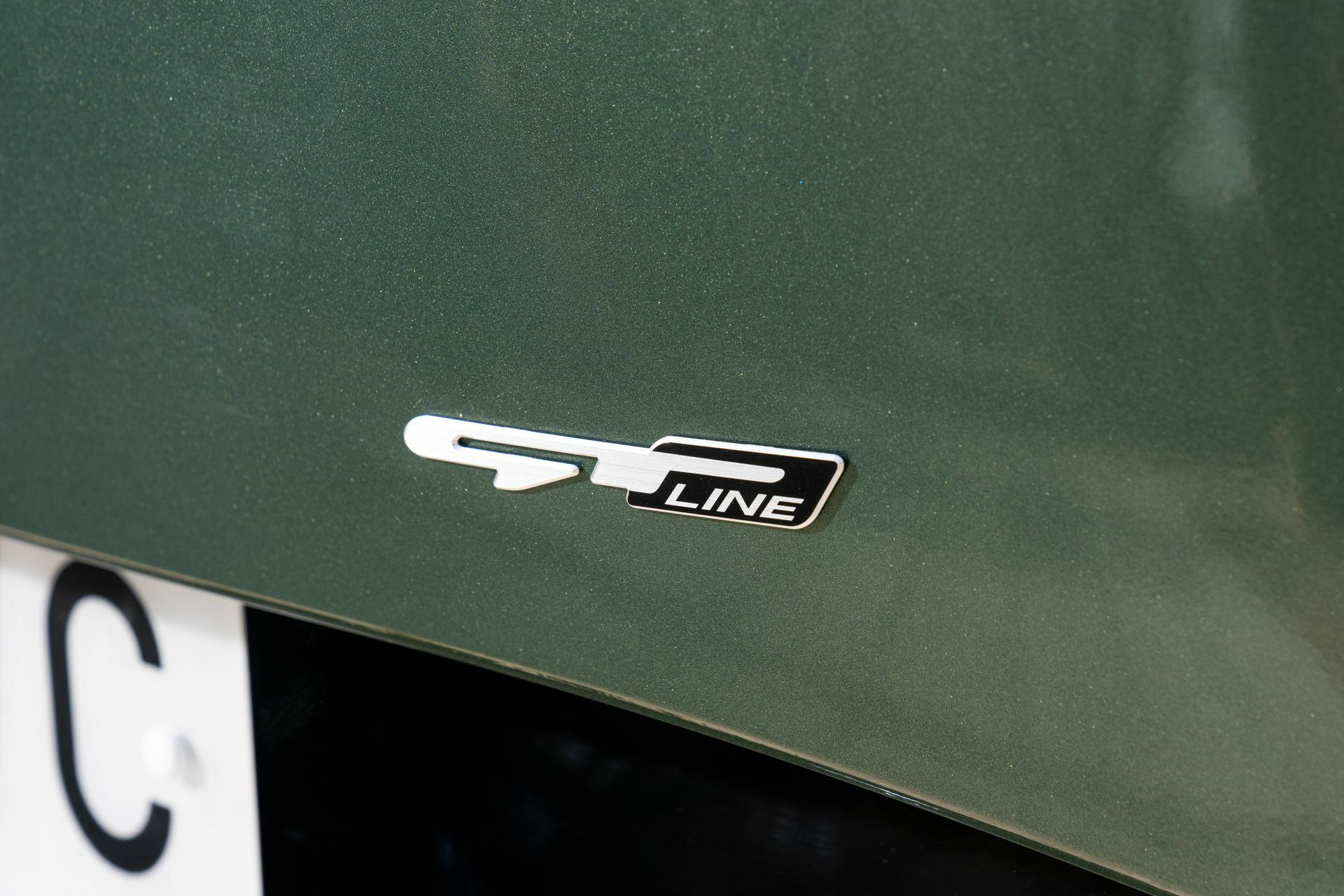 Vista del emblema distintivo 'GT Line' en Kia Sportage.
