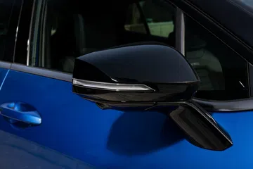 Vista del espejo lateral del Kia Sportage, resaltando su diseño aerodinámico.