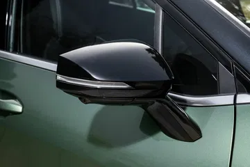 Vista cercana del espejo retrovisor lateral del Kia Sportage.