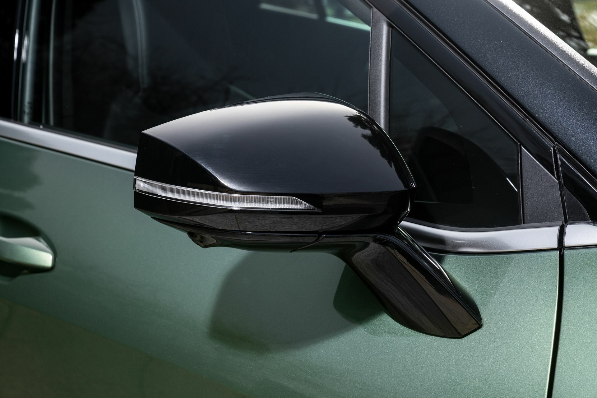 Vista cercana del espejo retrovisor lateral del Kia Sportage.