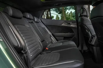 Vista de los asientos traseros del Kia Sportage, con tapicería premium.