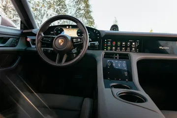 Interior Porsche Taycan Sport Turismo Frozen Berry 25