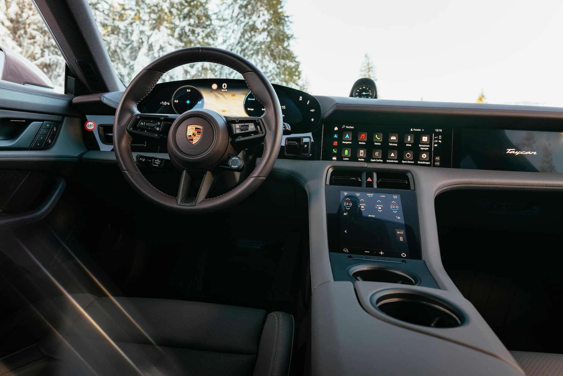 Interior Porsche Taycan Sport Turismo Frozen Berry 25