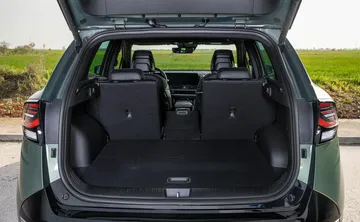 Visión clara del maletero del Kia Sportage evidenciando su amplitud y funcionalidad.