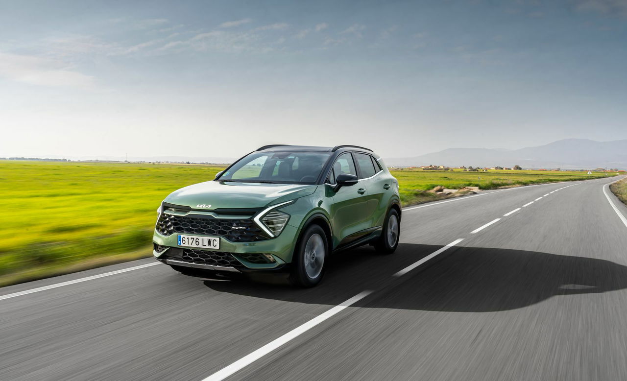Nuevo Kia Sportage en dinámica por carretera, diseño frontal y perfil lateral.