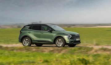 Perfil dinámico del Kia Sportage en movimiento, mostrando líneas aerodinámicas.